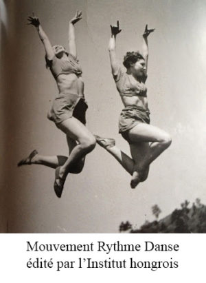 Photo noir et blanc de deux jeunes femmes sautant en l'air les bras levés au ciel