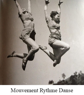 Photo noir et blanc de deux jeunes femmes sautant en l'air les bras levés au ciel