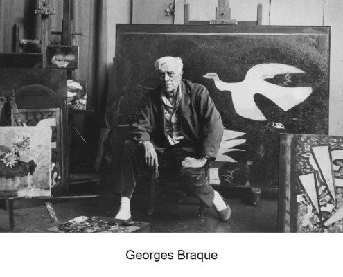 Photo noir et blanc de Georges Braque assis dans son atelier, devant certains de ses tableaux
