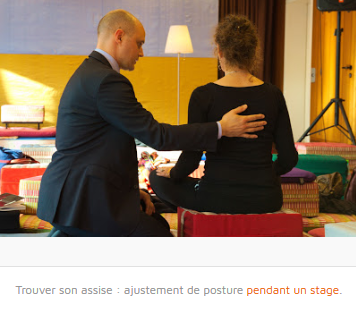 Photo de Clément Cornet, ajustant la posture d'une pratiquante, de dos