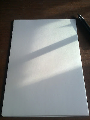 Photo en gros plan d'une grande feuille blanche posée à plat