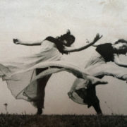 sur une photo ancienne en noir et blanc, deux danseuses sont en rythme. On sent comme un souffle dans leur danse, elles sont à l'extérieur, peut-être dans un champs.