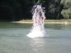 Photo d'une personne se baignant dans un lac et s'aspergeant d'eau