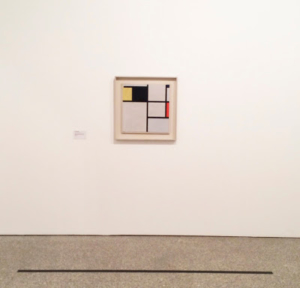 Photo d'un tableau de Mondrian, prise à une certaine distance