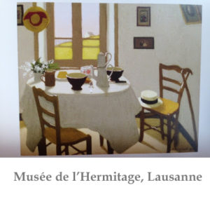 Peinture de Marius Borgeaud, montrant une table ronde nappée et où le thé est préparé pour deux personnes, deux chaises, et derrière une fenêtre