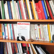 Photo du livre de François Roustang, "Jamais contre, d'abord", posé de face sur une étagère de bibliothèque