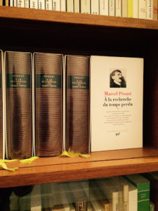 Photo de l'oeuvre de Proust dans son édition de La Pleïade, les différents livres rangés l'un à côté de l'autre