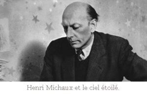 Photo d'Henri Michaux, devant un papier peint étoilé