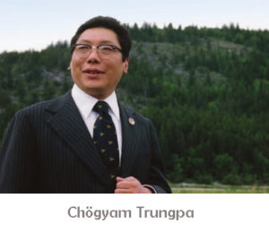 Photo de Chogyam Trungpa en costume sombre devant une colline verte et boisée