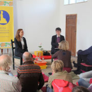 Photo d'une réunion de pratiquants de l'École occidentale de méditation, fondée par Fabrice Midal, à Bruxelles, animée par Marine Manouvrier et Marie-Laurence Cattoire