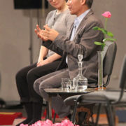 Photo de Thupten Jinpa et d'Anne Fischler, assis de profil, lors d'une soirée de l'École occidentale de méditation, fondée par Fabrice Midal