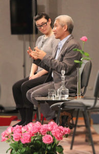 Photo de Thupten Jinpa et d'Anne Fischler, assis de profil, lors d'une soirée de l'École occidentale de méditation, fondée par Fabrice Midal