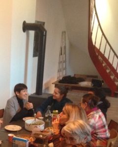 Photo de Clarisse Gardet, intervenante à l'École occidentale de méditation fondée par Fabrice Midal, partageant un repas avec des membres de l'École à Bruxelles