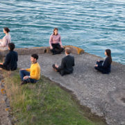 Photo de pratiquants de l'École occidentale de méditation, fondée par Fabrice Midal, méditant assis au bord de la mer
