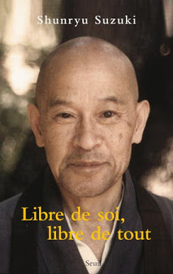 Image de la couverture du livre "Libre de soi, libre de tout" de Shunryu Suzuki, où est reproduite une photo de l'auteur