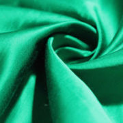 Photo en gros plan d'un tissu vert émeraude formant une spirale