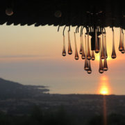 Photo d'un lustre sur fond de soleil couchant à l'horizon