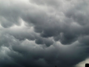 Image d'un ciel lourd, entièrement couvert de nuages noirs et gris