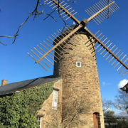Photo d'un beau moulin de pierre encadré d'un ciel bleu intense