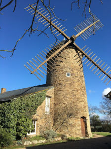 Photo d'un beau moulin de pierre encadré d'un ciel bleu intense