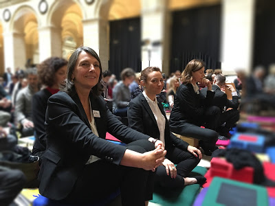 Photo de pratiquants de l'École occidentale de méditation, fondée par Fabrice Midal, prise lors d'un grand évènement de la communauté