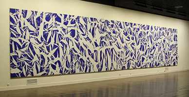 "Étude", peinture de Simon Hantaï : grand tableau tout en largeur de motifs blancs sur un fond bleu