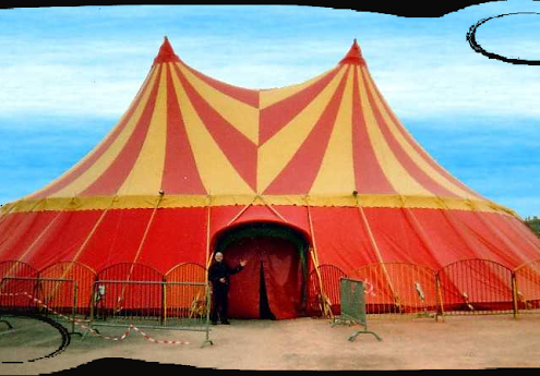 Photo d'un beau chapiteau de cirque rouge et jaune à deux pointes