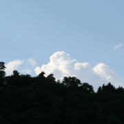 un ciel derrière une colline évoque la pe,sée méditative dans la pratique