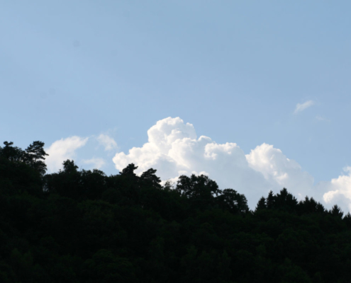 un ciel derrière une colline évoque la pe,sée méditative dans la pratique