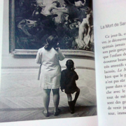 Photo noir et blanc de Willy Ronis montrant une femme en blanc et un enfant en noir de dos, regardant un tableau