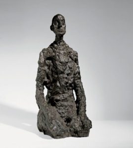 Photographie d'une sculpture d'Alberto Giacometti représentant un buste d'homme assis.