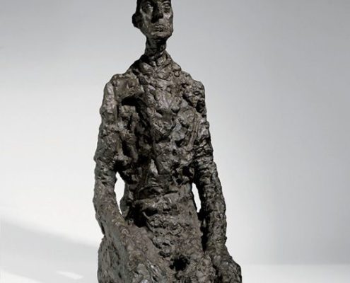 Photographie d'une sculpture d'Alberto Giacometti représentant un buste d'homme assis.