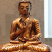 Photographie d'un statue représentant le Bouddha Amoghasiddhi, assis en position du lotus.