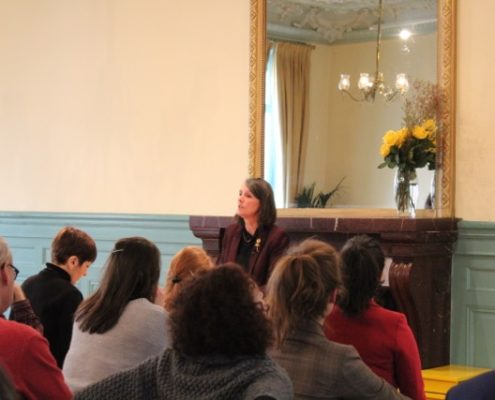 Photo de Dominique Sauthier enseignant aux Salons à Genève, dans le cadre de l'École occidentale de méditation fondée par Fabrice Midal