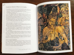 Photographie d'un livre ouvert avec, sur la page de gauche, un portrait de Padmapani et à droite un texte explicatif intitulé "L'amour bienveillant et tendre"