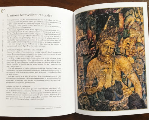 Photographie d'un livre ouvert avec, sur la page de gauche, un portrait de Padmapani et à droite un texte explicatif intitulé "L'amour bienveillant et tendre"