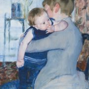 Tableau de Mary Cassatt montrant un bébé suçant ses doigts dans les bras de sa mère.