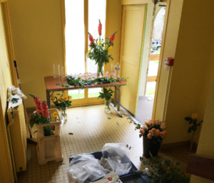 Photographie d'un atelier de confection de bouquet de fleurs.