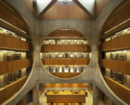 Photographie de l'atrium central de la bibliothèque d'Exeter de Louis Kahn.