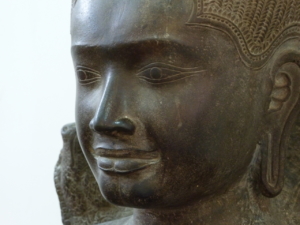 Photo du visage d'une sculpture de bouddha cambodgienne