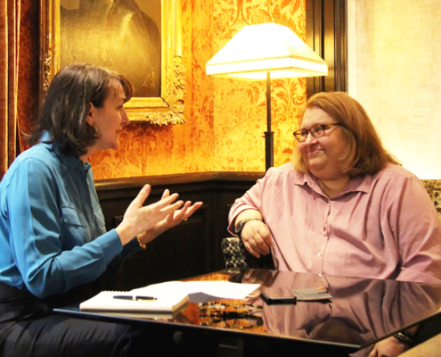 Photographie de Sharon Salzberg lors d'une interview avec Marie-Laurence Cattoire