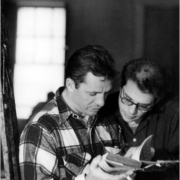 Photo d'Alan Ginsberg et de Jack Kerouac lisant un livre ensemble