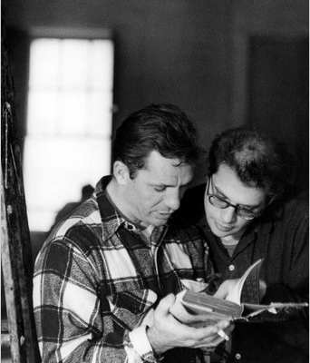 Photo d'Alan Ginsberg et de Jack Kerouac lisant un livre ensemble