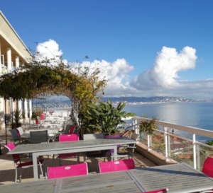 Photo d'une terrasse avec vue sur la mer - Séminaire " L'aventure de la bonté ", enseigné par Fabrice Midal