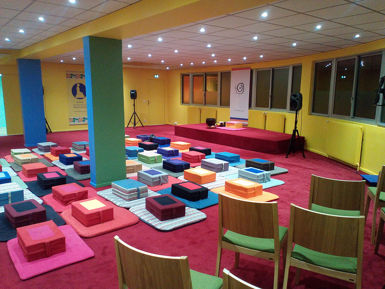 Photo de la salle de pratique de la Maison de la méditation, local parisien de l'École occidentale de méditation, fondée par Fabrice Midal