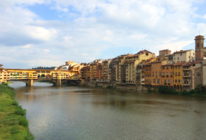 Vue de Florence avec le ponte vecchio passant au-dessus de l'Arno