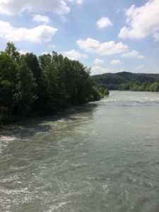 Photographie d'un paysage avec un fleuve
