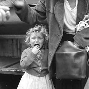 Photographie de Vivian Maier d'une petite fille pleurant.