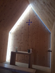 Vue de l'intérieur d'une chapelle en bois