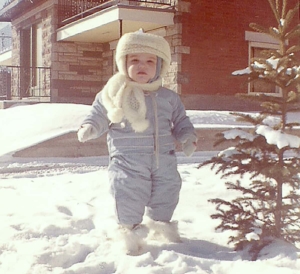 Photo d'un petit enfant marchant dans la neige